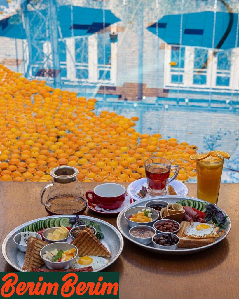 فضای باز کافه باکارا برای صبحانه